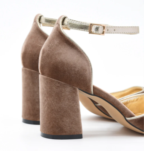 ZAPATO TERCIOPELO TAUPE CON RIBETE DORADO
